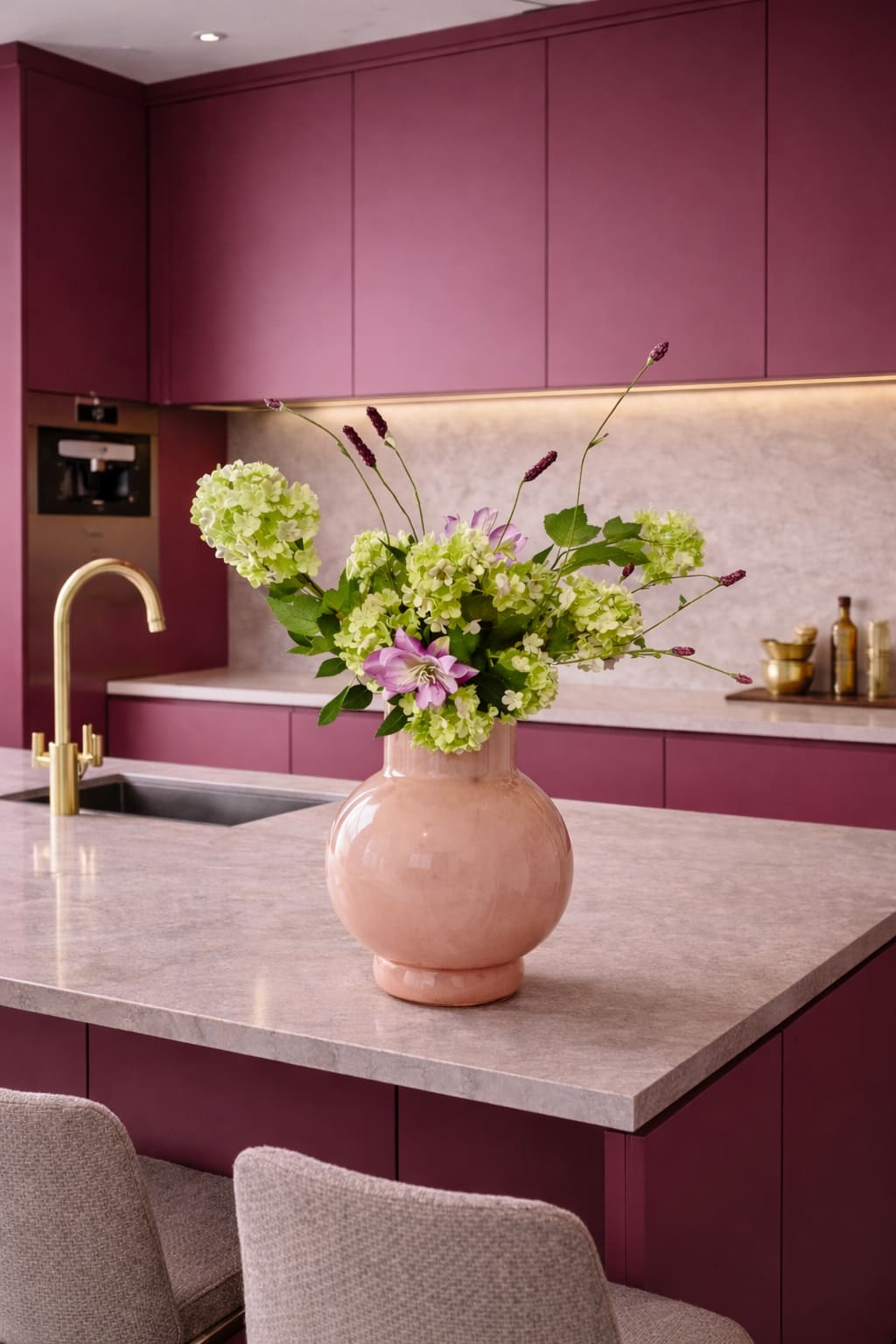 Boeket in een roze keuken met gouden kraan